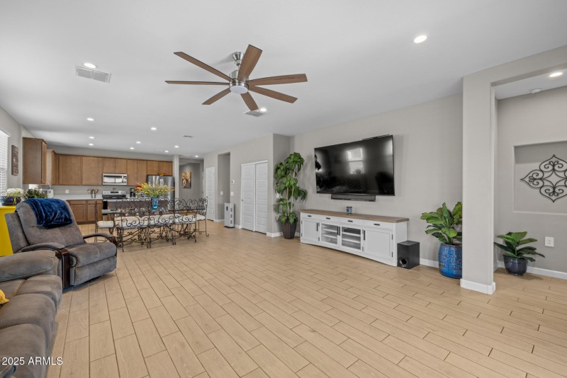 7)GREAT ROOM