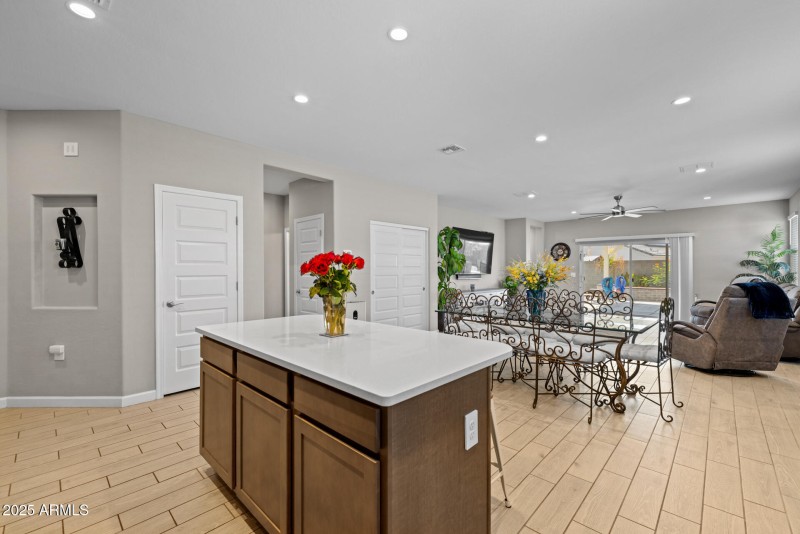 10)KITCHEN