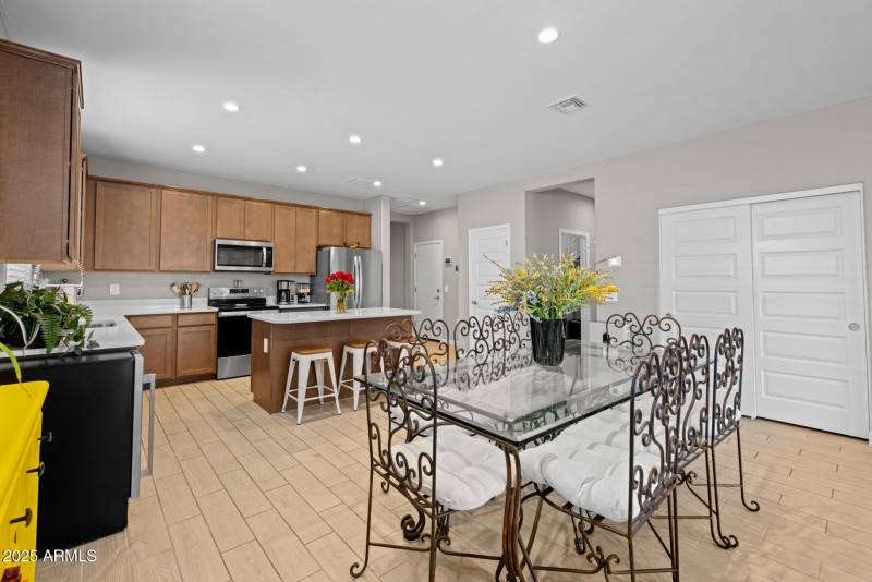12)KITCHEN