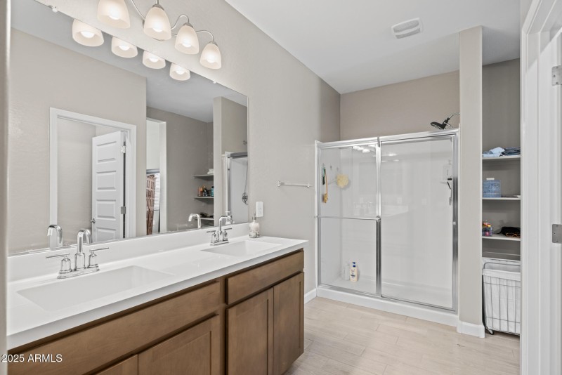 18)MASTER BATH