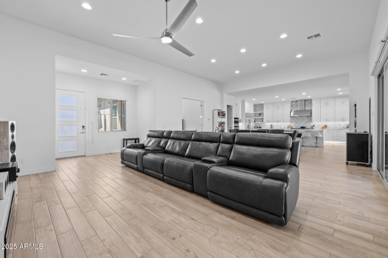 8)GREAT ROOM