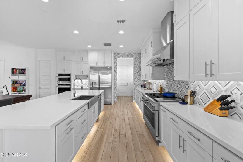 18)KITCHEN