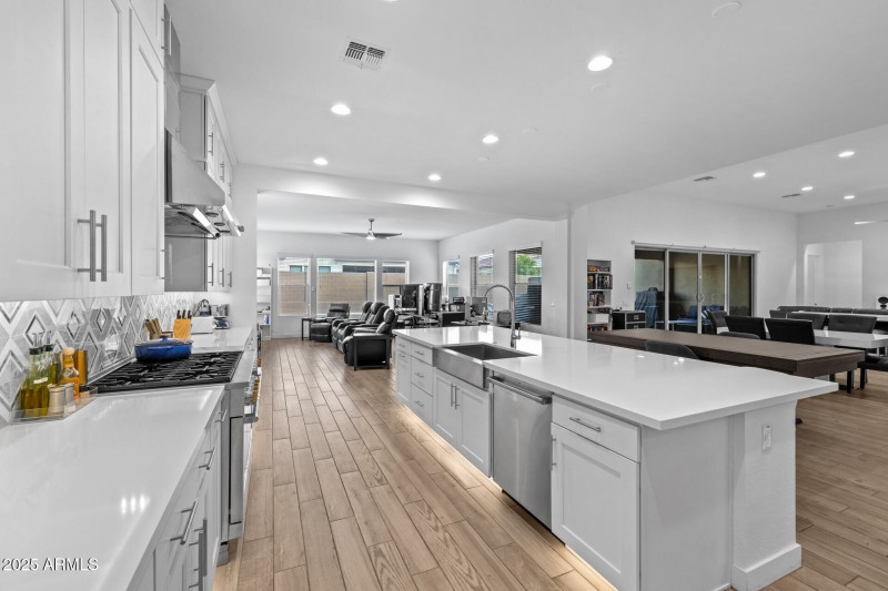 20)KITCHEN