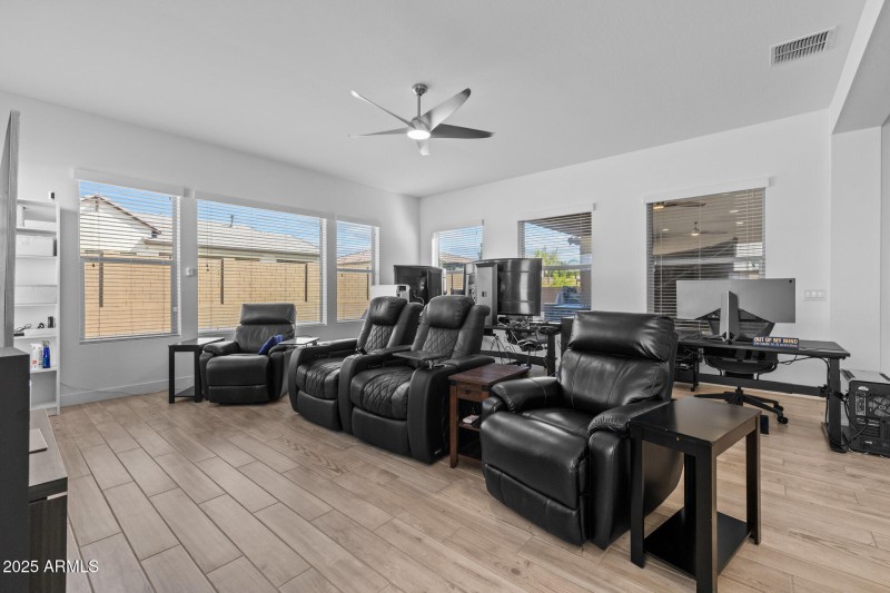 26)FAMILY ROOM