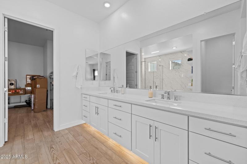31)PRIMARY BATH