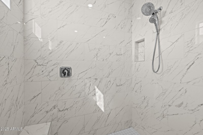 35)MASTER BATH