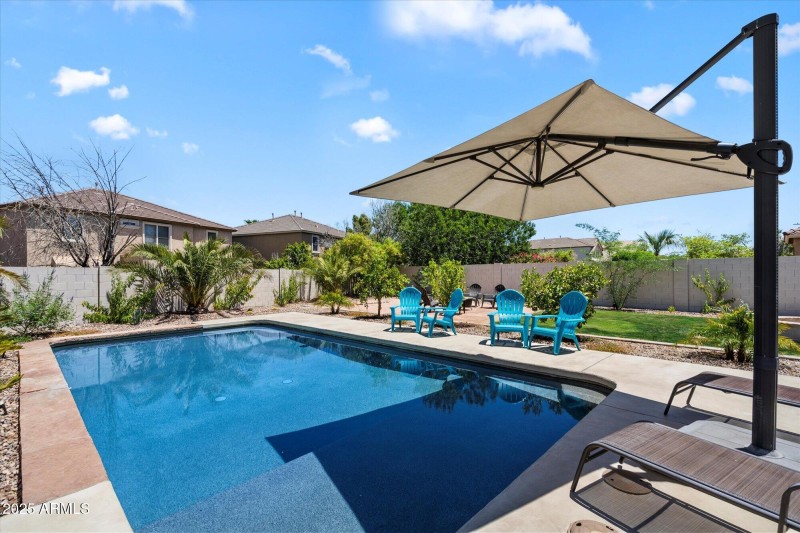 PebbleTec Pool with Baja Shelf