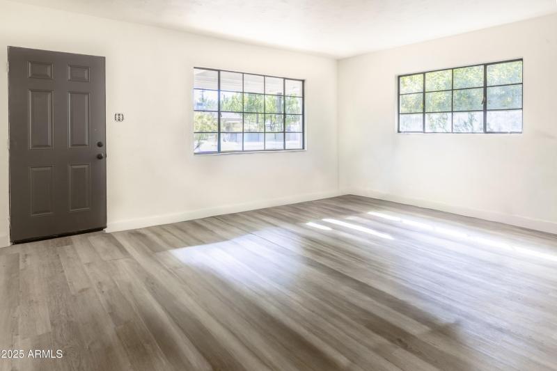 1324 E Hall St-21