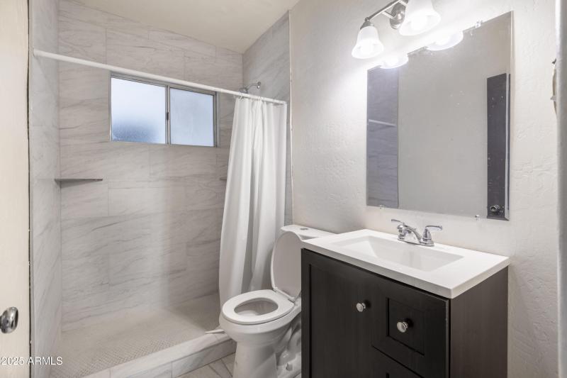 1324 E Hall St-23