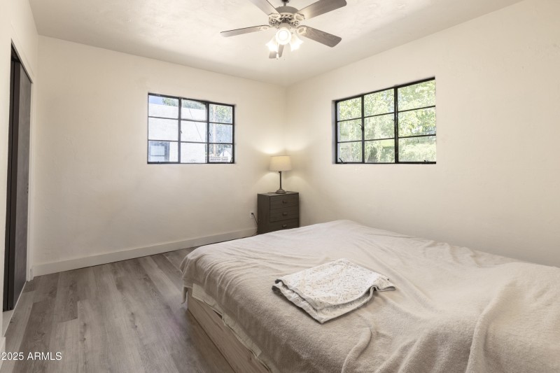 1324 E Hall St-26