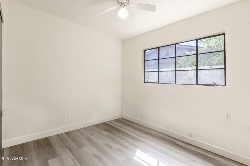 1324 E Hall St-28