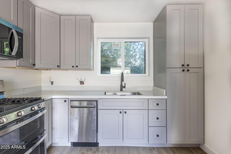 1324 E Hall St-46