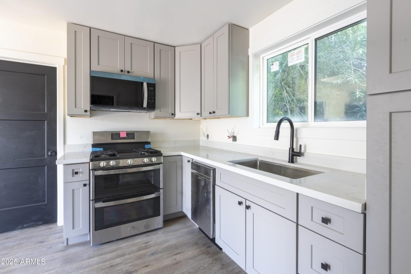 1324 E Hall St-47