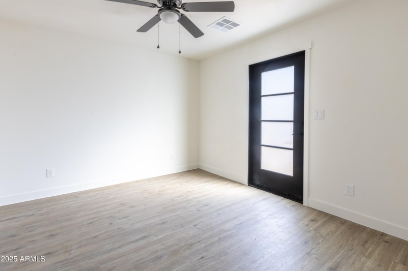 1324 E Hall St-50
