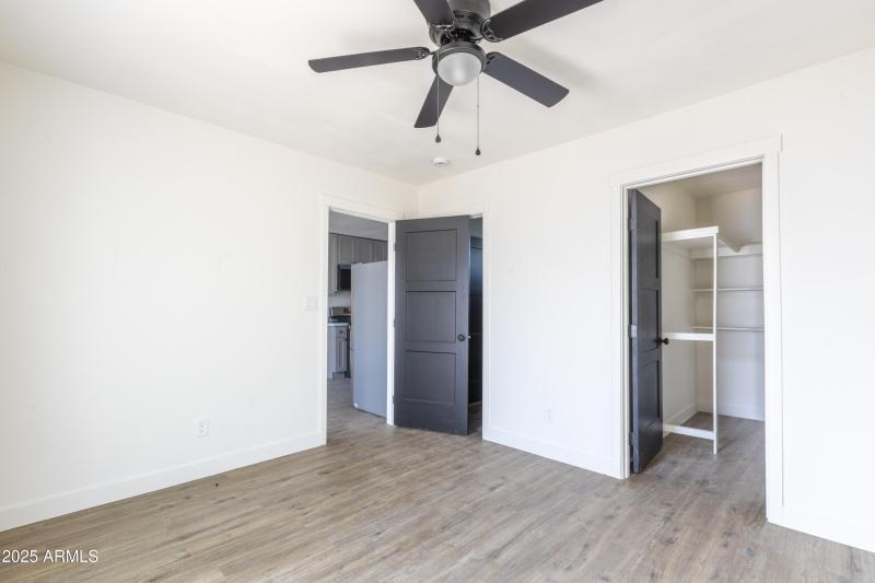 1324 E Hall St-51