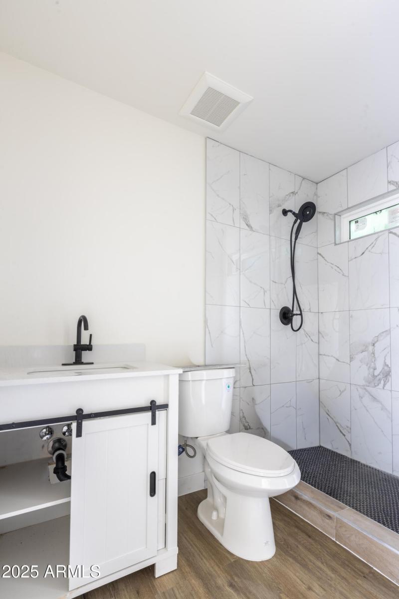 1324 E Hall St-63