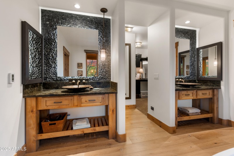 Rich blended design of natural elements