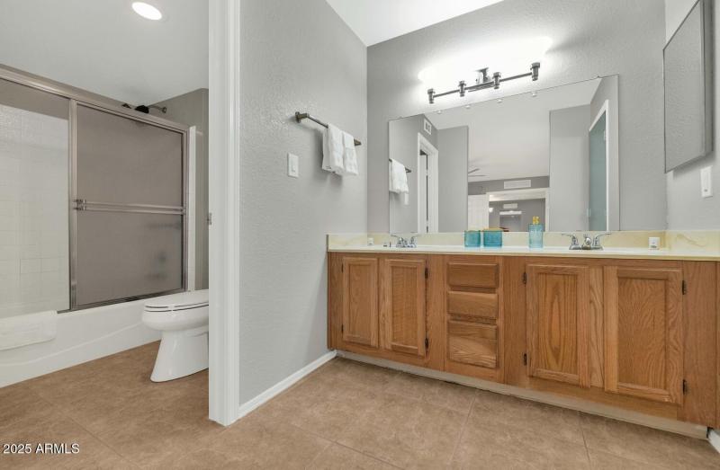 9445 N 94th Pl-large-021-012-TOD6992-150