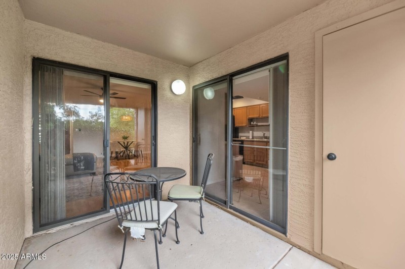 9445 N 94th Pl-large-027-017-TOD7020-150