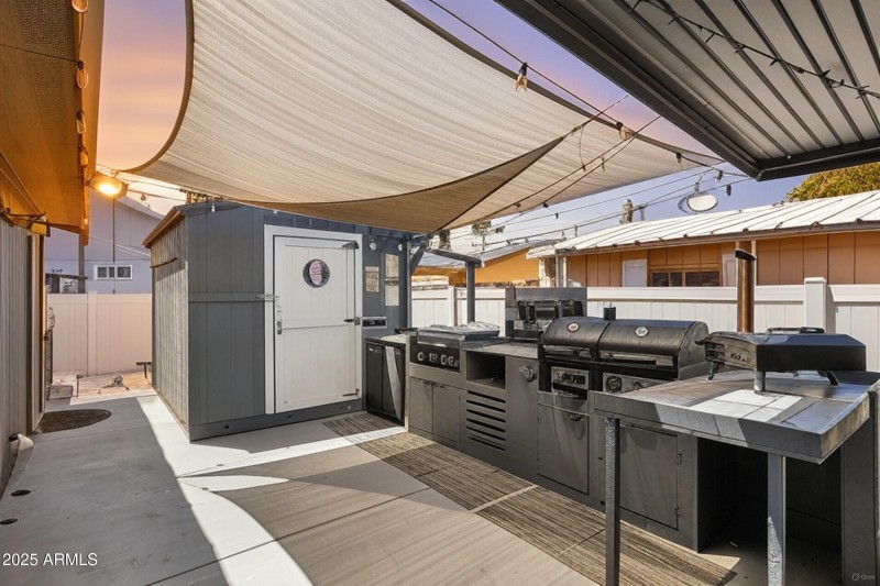 OUTDOOR KITCHEN