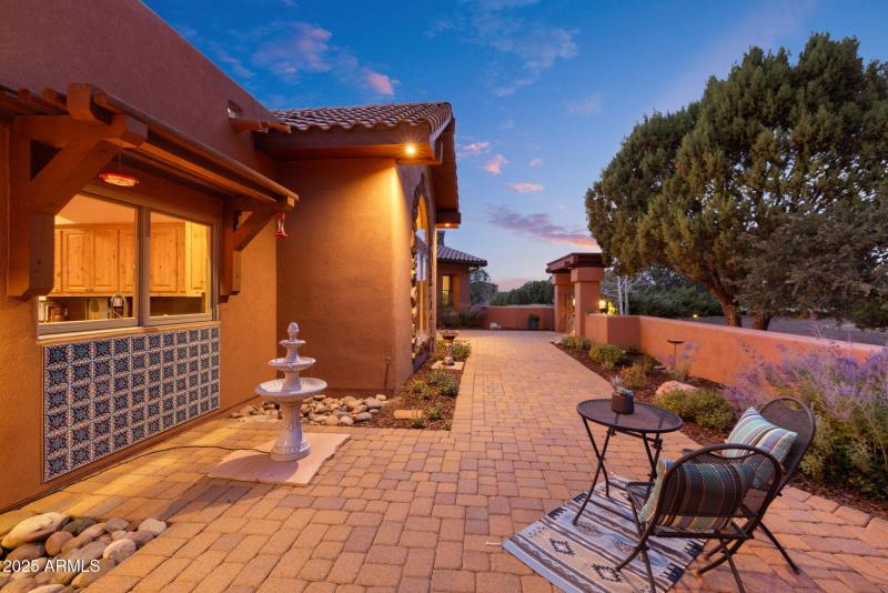 Front Courtyard-Patio
