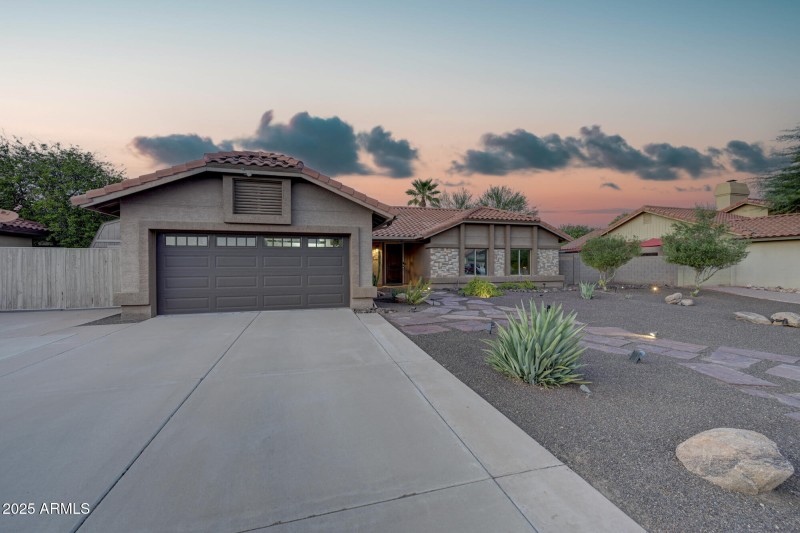 938 E Knight Ln-2