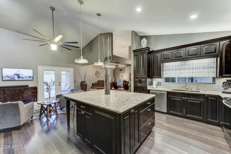 938 E Knight Ln-21