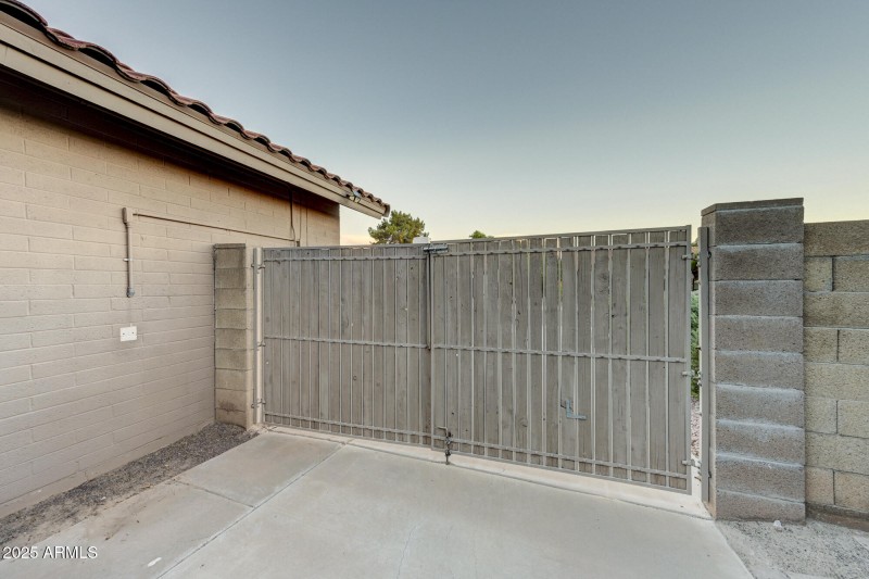 938 E Knight Ln-49