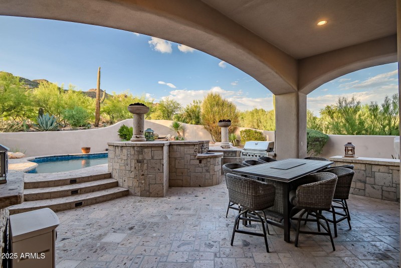 Outdoor Kitchen & Dining