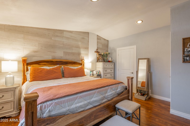 Master Bedroom (2)