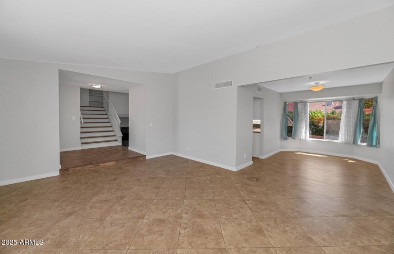 1927 E Crocus Dr-large-008-046-1927 E Cr