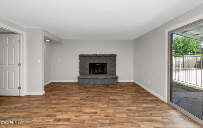 1927 E Crocus Dr-large-019-019-1927 E Cr