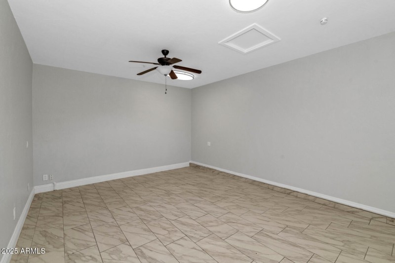 1927 E Crocus Dr-large-020-027-1927 E Cr