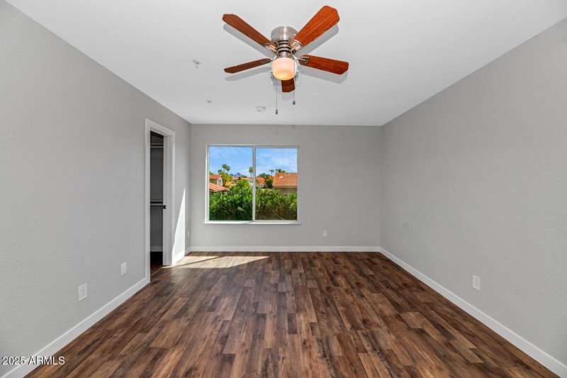 1927 E Crocus Dr-large-022-030-1927 E Cr