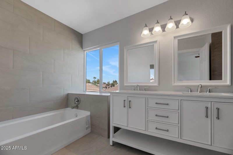 1927 E Crocus Dr-large-024-042-1927 E Cr