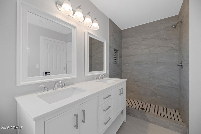 1927 E Crocus Dr-large-025-038-1927 E Cr