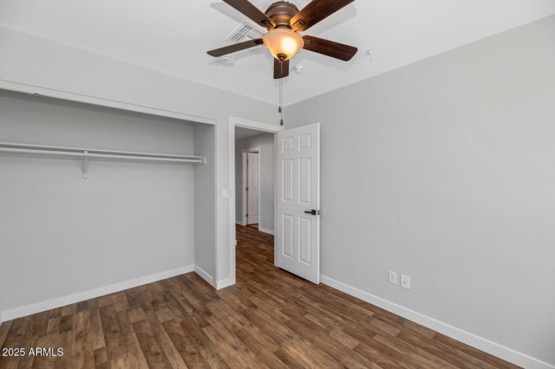 1927 E Crocus Dr-large-029-032-1927 E Cr