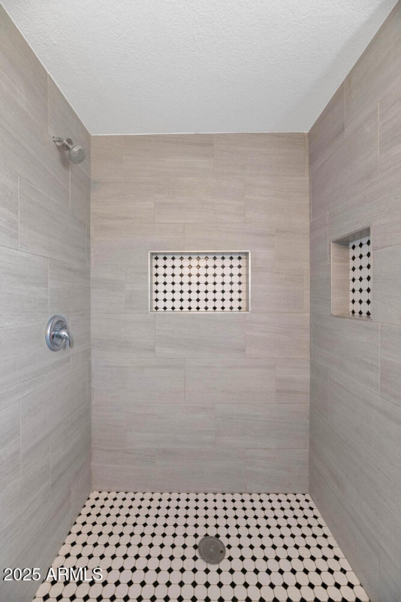 1927 E Crocus Dr-large-032-023-1927 E Cr