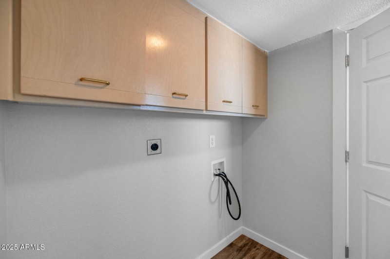 1927 E Crocus Dr-large-033-014-1927 E Cr