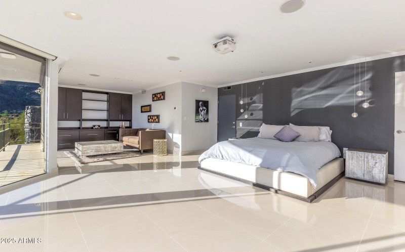 AMAZING MASTER BEDROOM