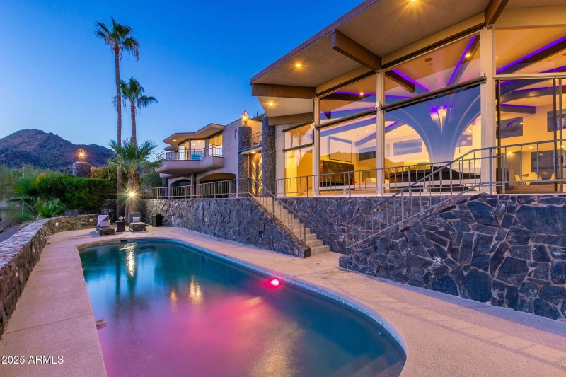 POOL LIGHT CHANGES COLORS