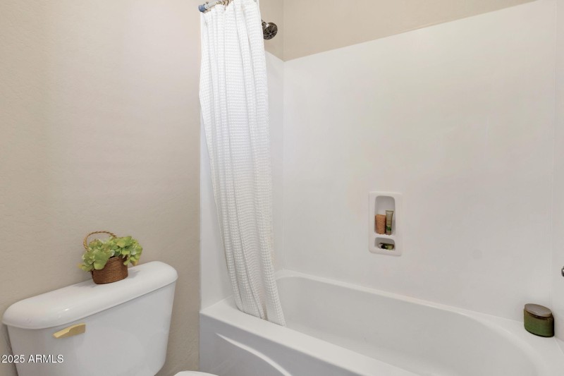 Separate tub/shower room