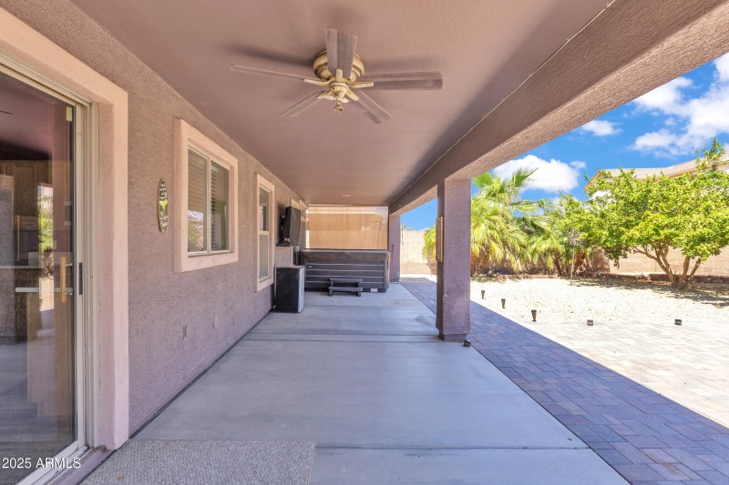 Huge covered patio w/hot tub!