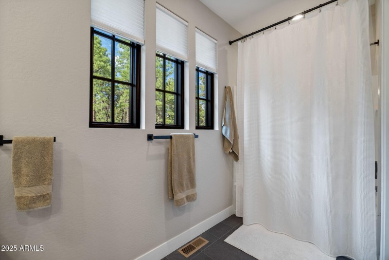 2nd bed ensuite shower