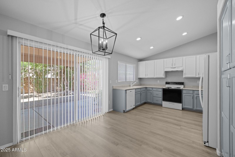 30-web-or-mls-9-print-3432 N Arabella, M
