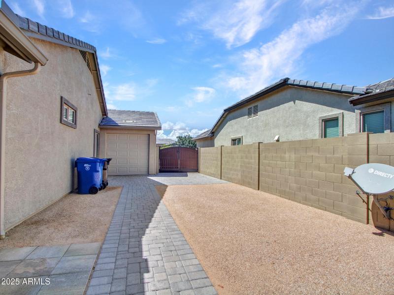 07-Sideyard-(1)