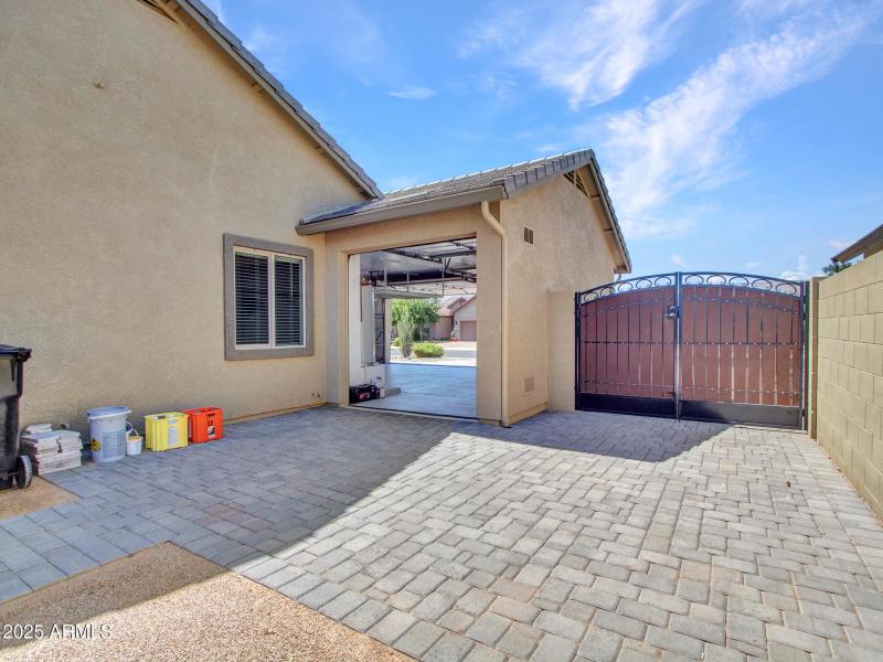 Expansive side yard