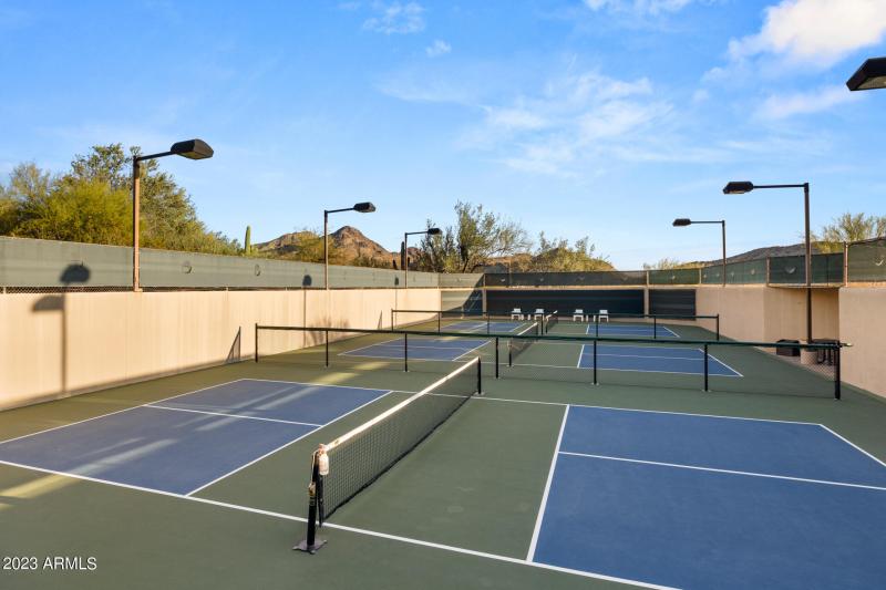 Country clubtennis and pickleball courts