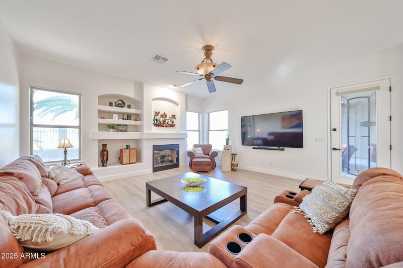 Natural gas fireplace