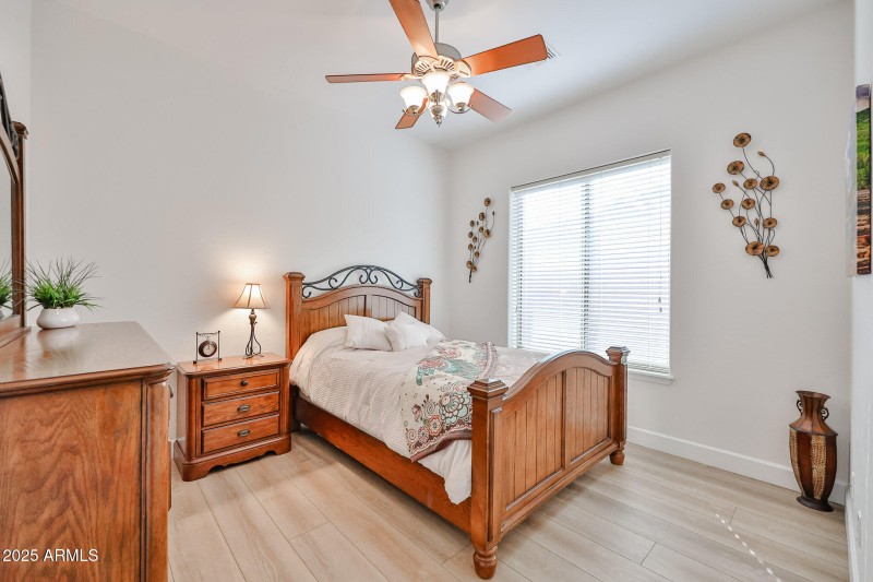 Middle bedroom with west side window